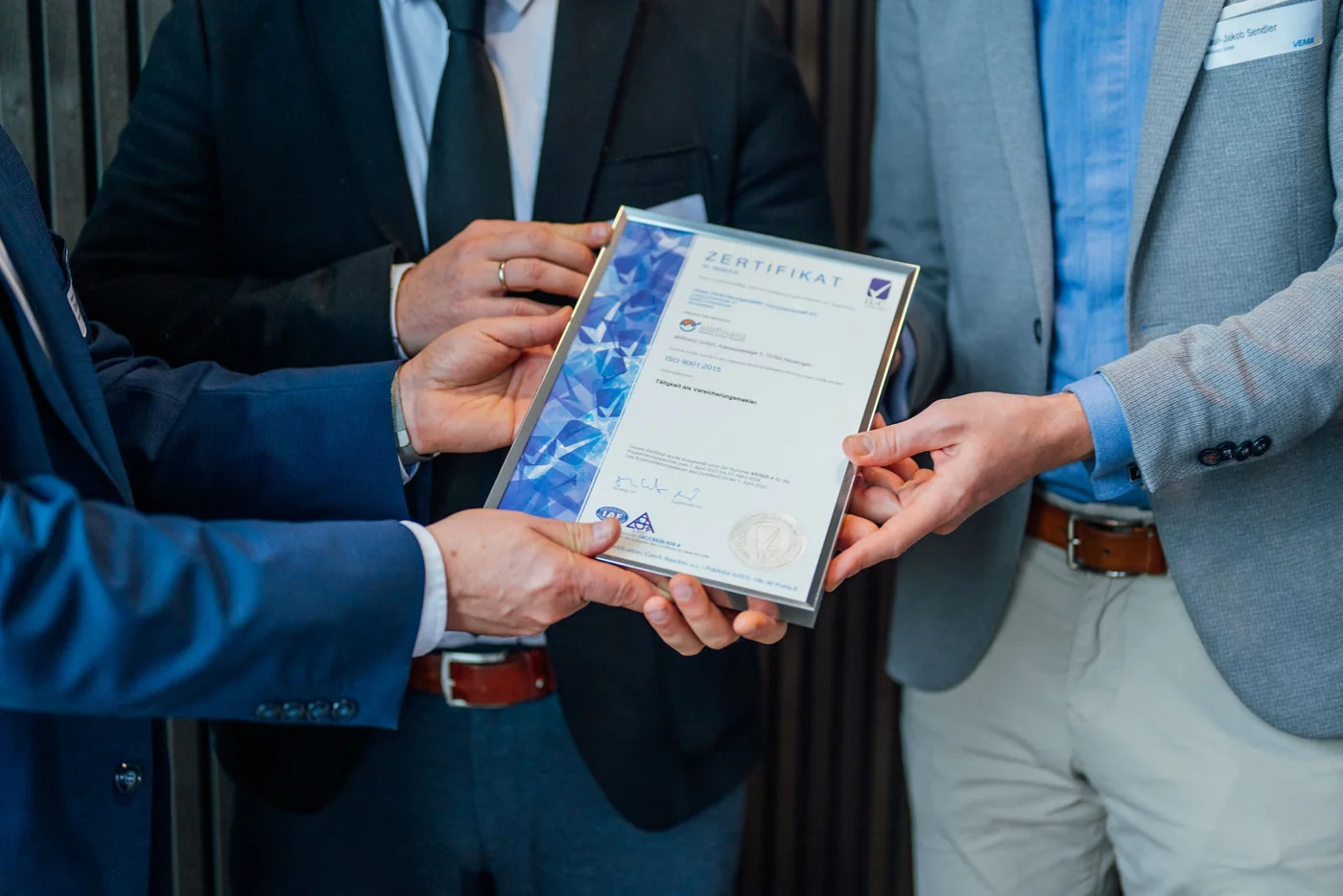 Das ISO-9001-Zertifikat für albfinanz bei der Übergabe
