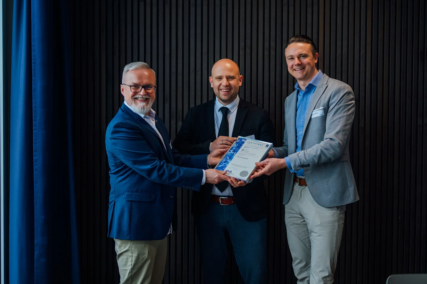 Slobodan Starcevic und Paul Jakob Sendler bei der Übergabe des ISO-9001-Zertifikats