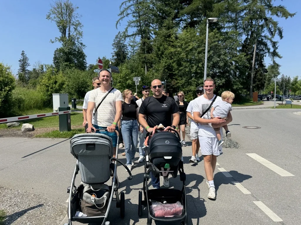 Gemeinsamer Ausflug mit Erwachsenen, Kindern und Kinderwagen