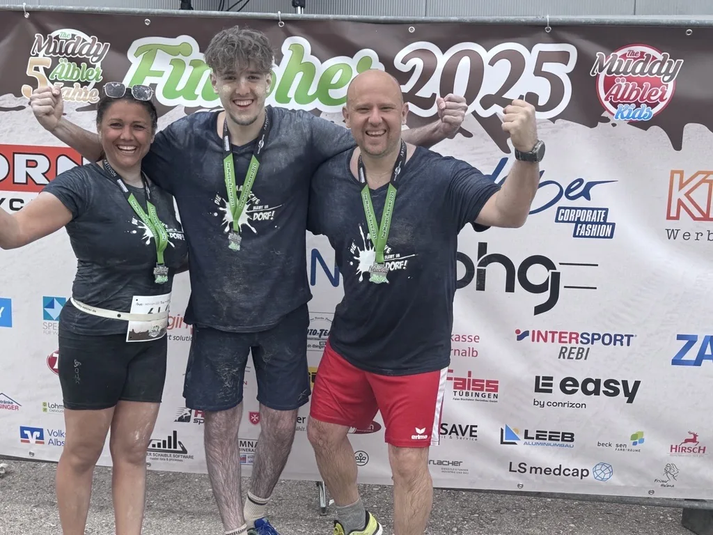 Drei Teilnehmende mit Finisher-Medaillen beim Muddy Älbler 2025