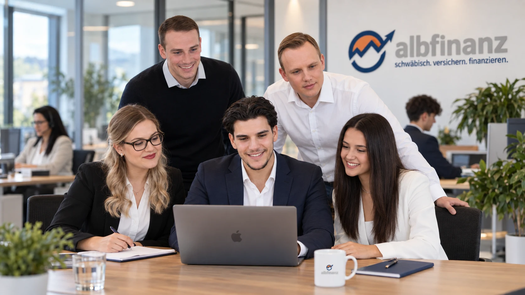 KI-Komposition: Janine, Alessio, Lea, Christoph und Markus gemeinsam am Laptop im albfinanz Büro