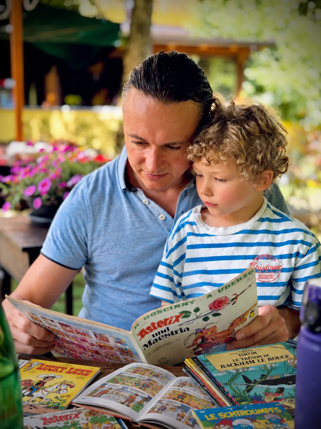 Paul Jakob Sendler liest mit seinem Sohn Max Comics