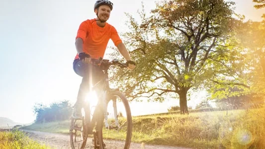 Radfahrer in sonniger Landschaft als Motiv für Paul-Jakobs Begeisterung fürs Radfahren