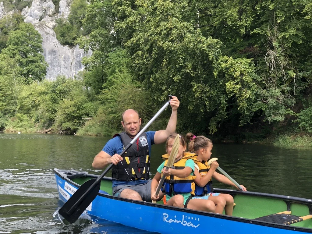 Slobodan Starcevic mit Kindern im Kanu im Donautal