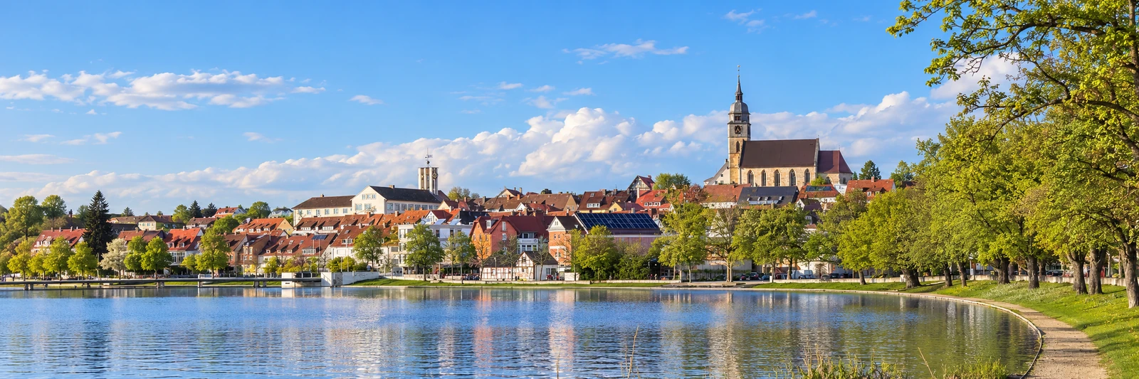 B&ouml;blinger Stadtsee mit Altstadt &ndash; KI-gestaltetes Panorama