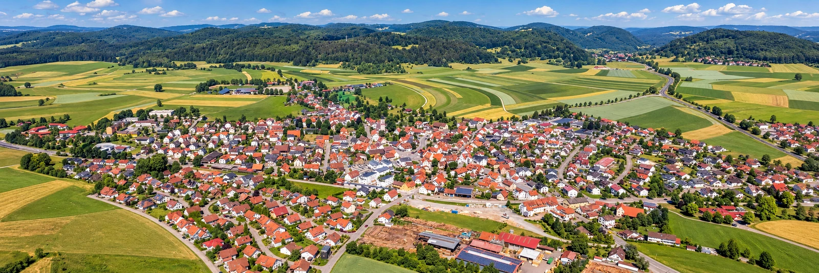 Engstingen und die Schw&auml;bische Alb aus der Vogelperspektive &ndash; KI-Panorama