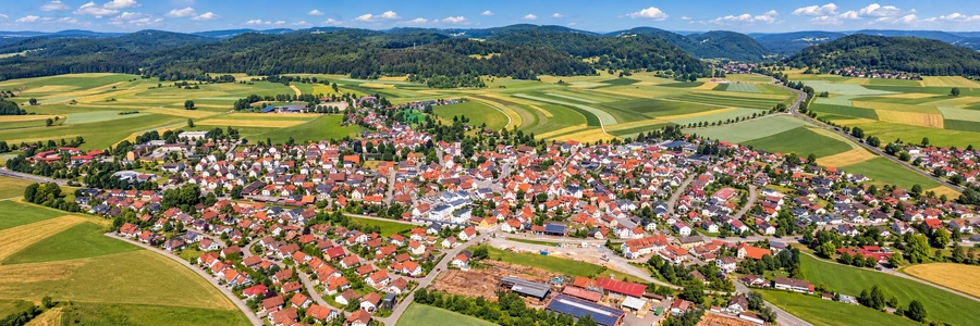 Engstingen und die Schw&auml;bische Alb aus der Vogelperspektive &ndash; KI-Panorama