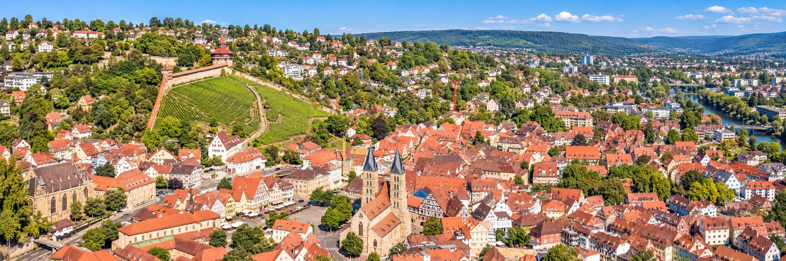 Esslinger Burg und Altstadt aus der Vogelperspektive &ndash; KI-Panorama