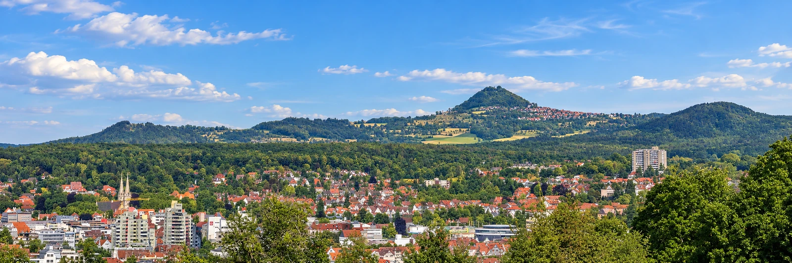 G&ouml;ppingen mit dem Hohenstaufen &ndash; KI-gestaltetes Panorama