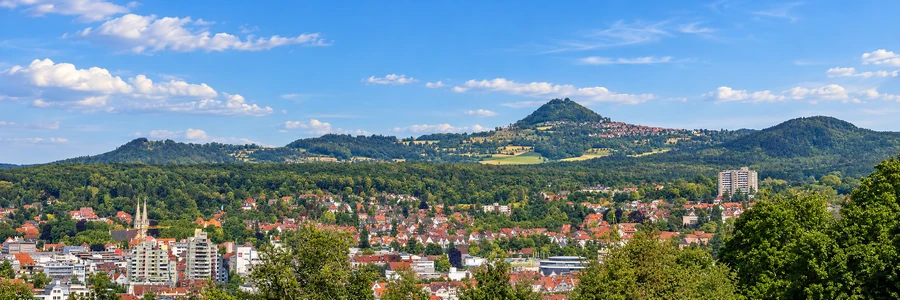 G&ouml;ppingen mit dem Hohenstaufen &ndash; KI-gestaltetes Panorama