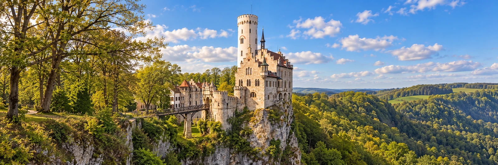 Schloss Lichtenstein &uuml;ber dem Echaztal &ndash; KI-gestaltetes Panorama