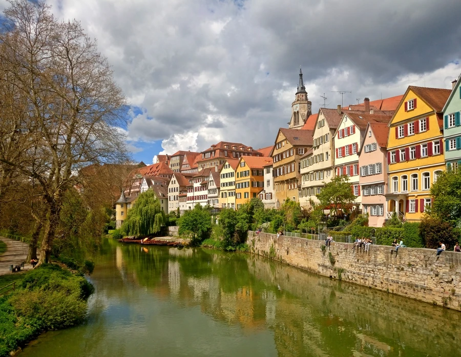 T&uuml;binger Neckarfront mit bunten Altstadth&auml;usern und Stocherk&auml;hnen
